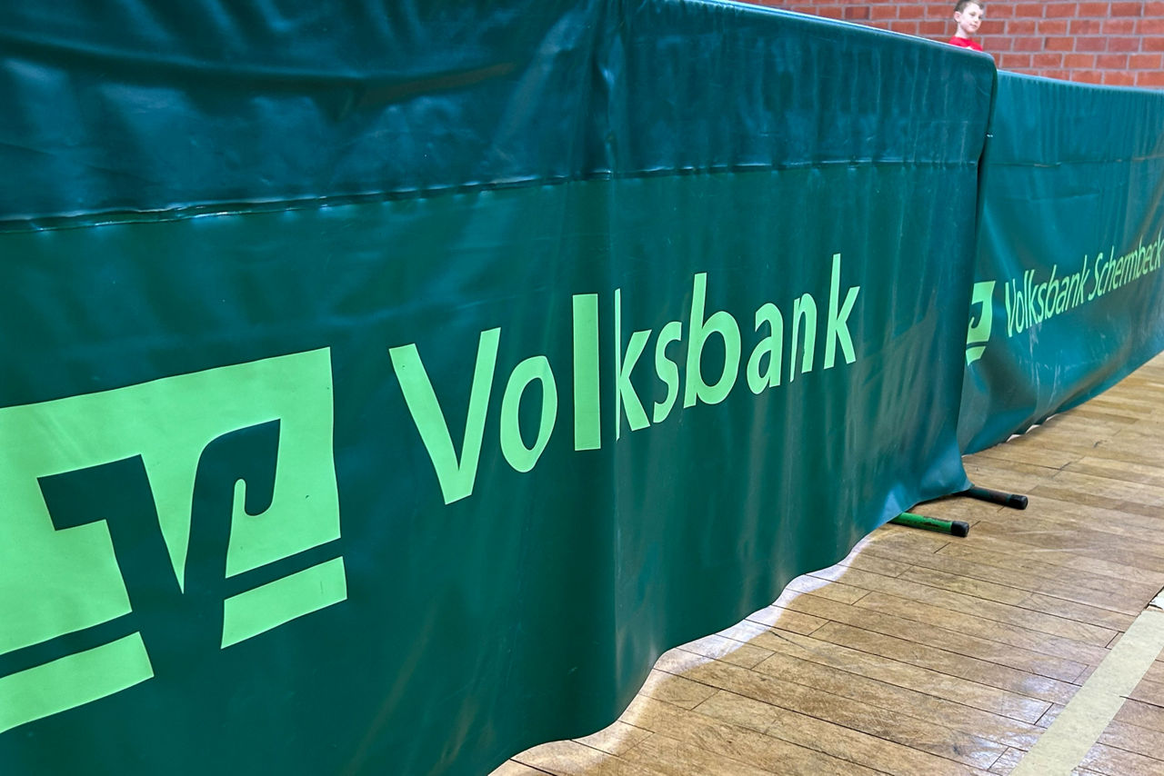 Banner in Grün mit hellgründer Aufschrift "Volksbank Schermbeck"