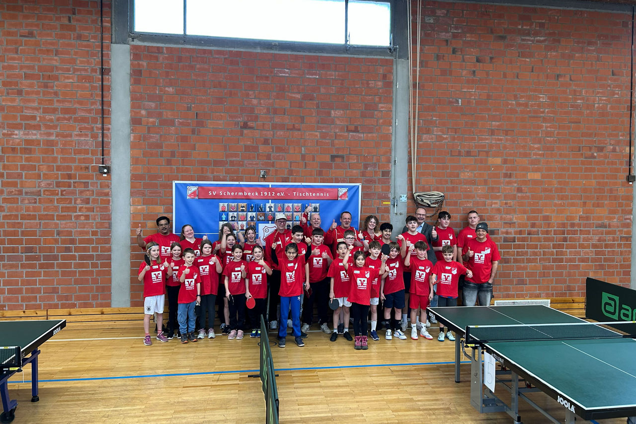 Alle Teilnehmer und Ausrichter der Tischtennis Mini-Meisterschaften 2026 auf einem Gruppenbild