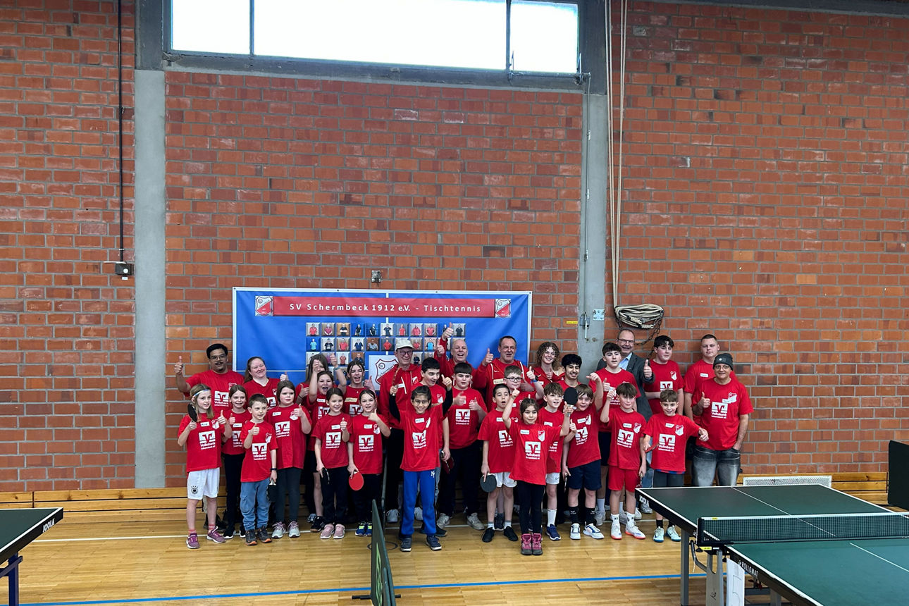 Alle Teilnehmer und Ausrichter der Tischtennis Mini-Meisterschaften 2026 auf einem Gruppenbild