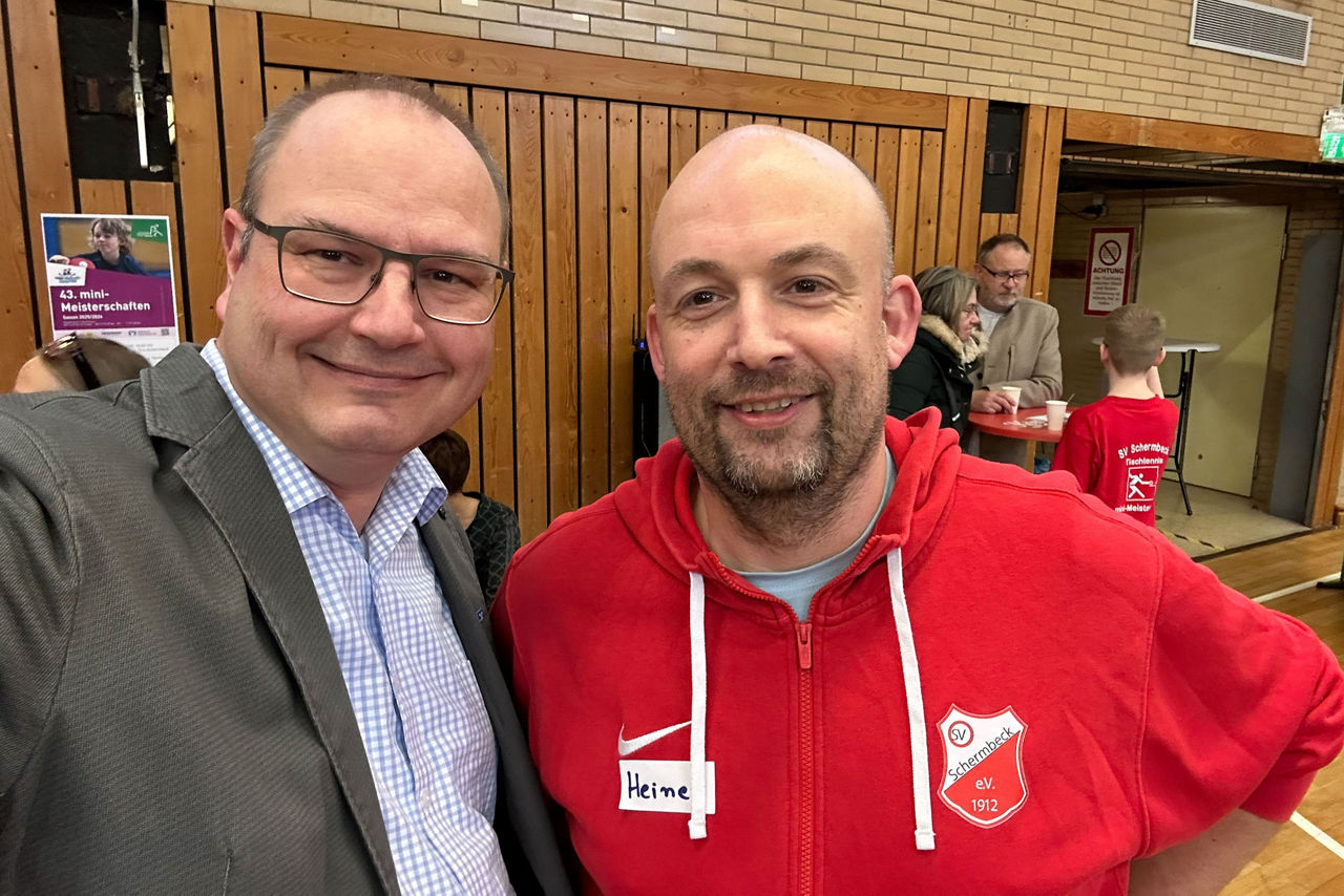 Zwei Männer bei einem Selfie.