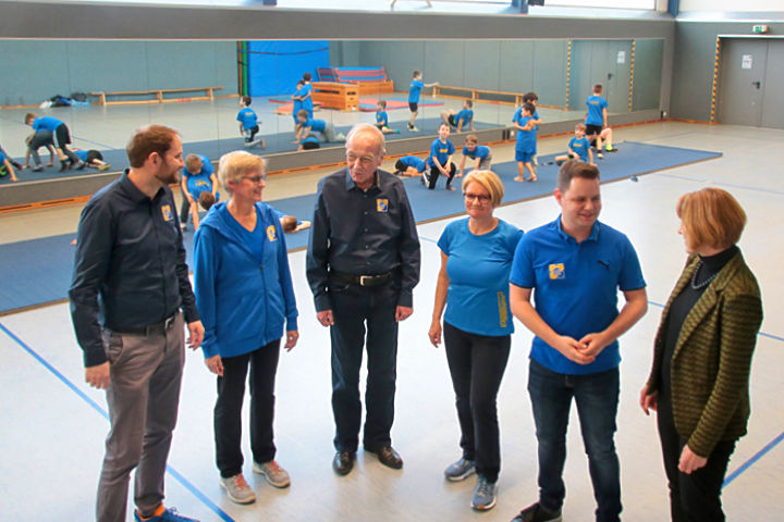 Mitglieder des TUS Freiberg und Bankmitarbeiter im Gespräch