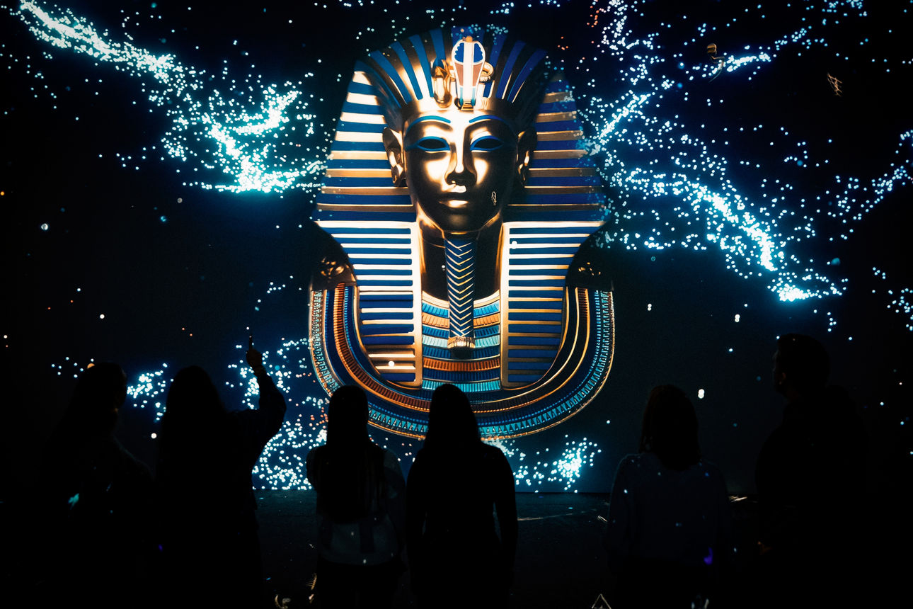 Tutanchamun mit blauem Funkeln