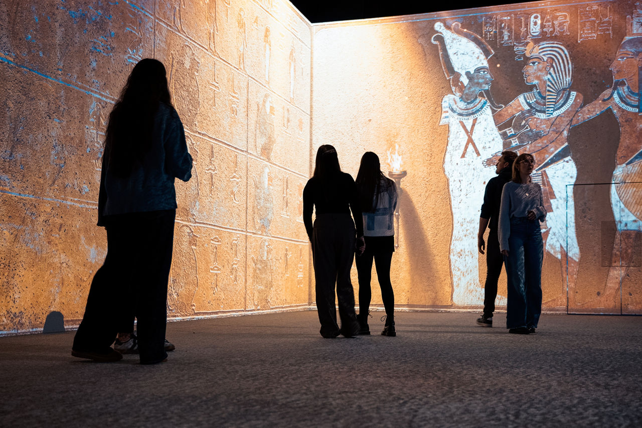 Besucher schauen sich die Tutanchamun Ausstellung an