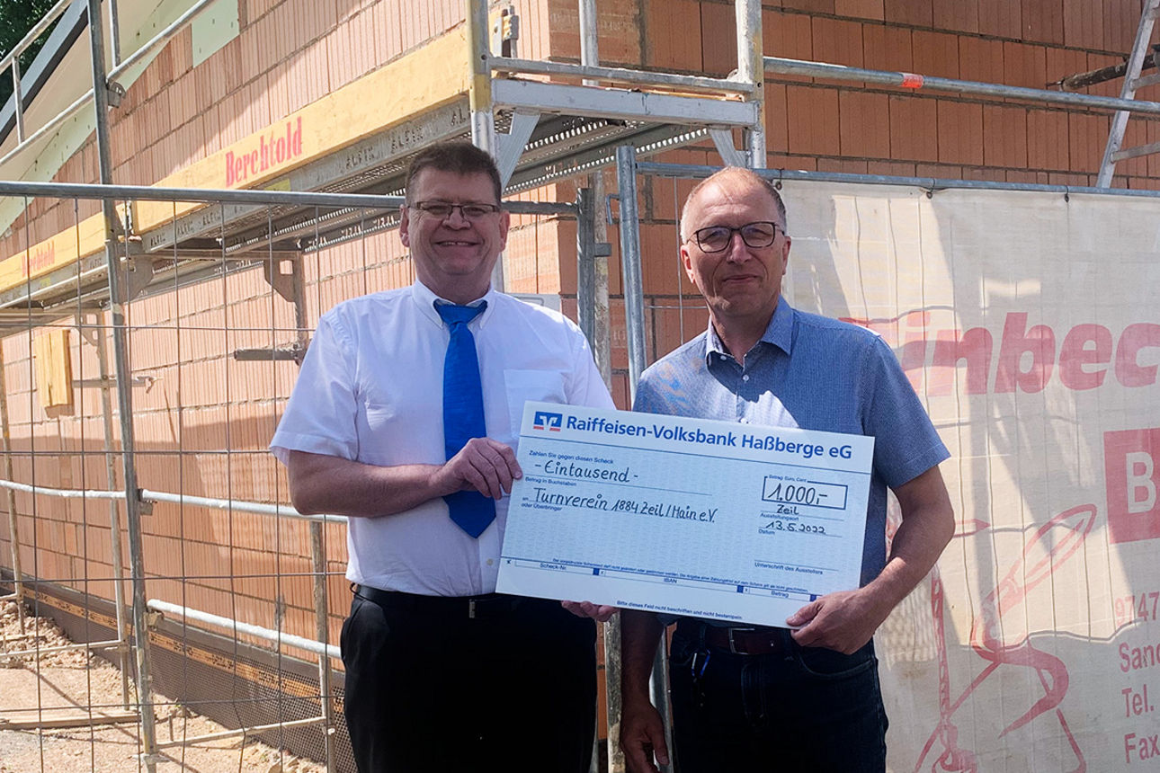 Martin Ullrich übergibt die Spende an den TV 1884 Zeil e. V. vor dem Neubau