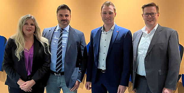 Die beiden Vorstände Stefanie Hermann und Christian Gervais beglückwünschten Dr. Thomas Pforr und Hannes Knott zur Wahl.