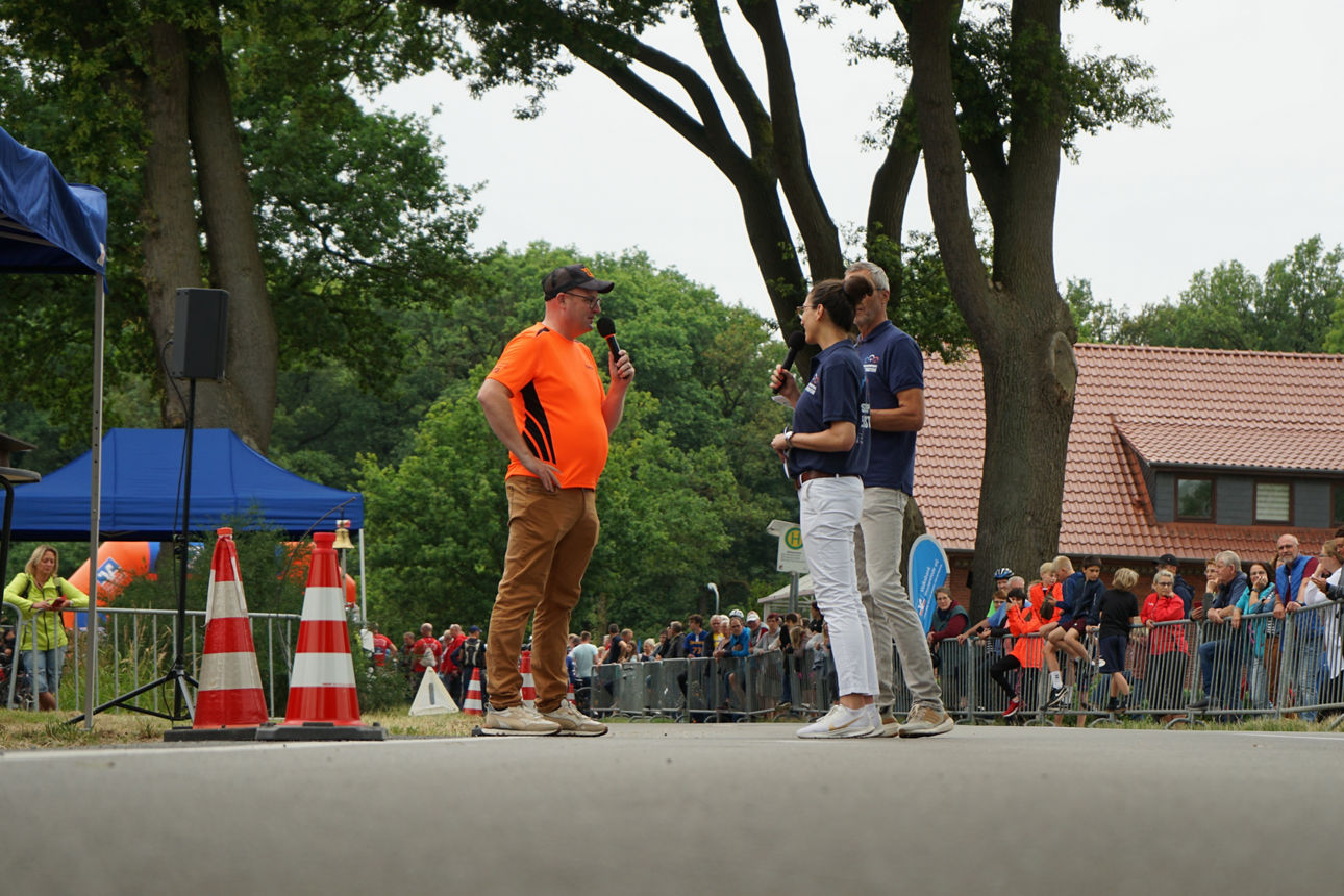Vorstand Stefan Teveer hält Ansprache bei der Stadtolympiade