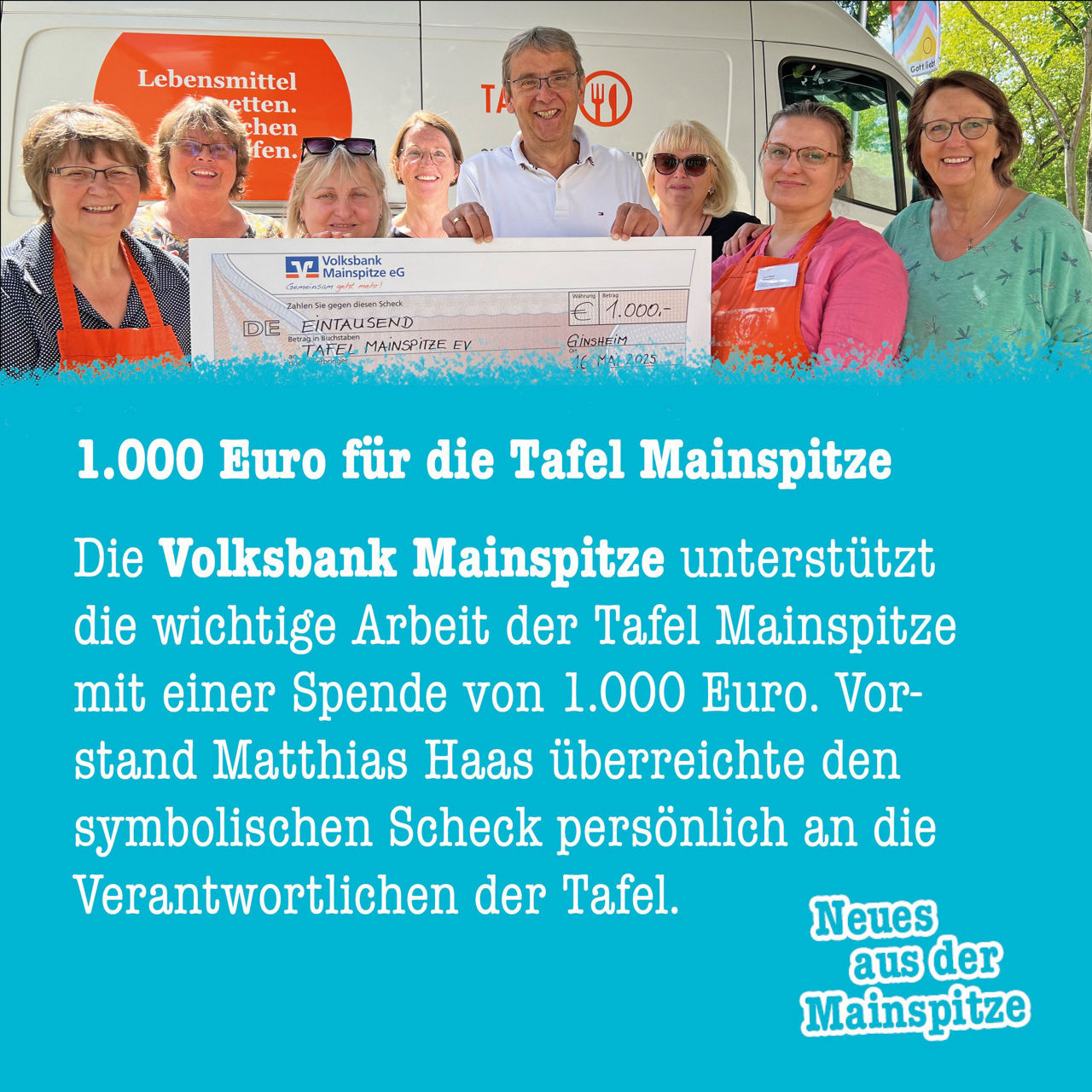Voba Vorstand Haas und 7 Verantwortliche Frauen von der Tafel stehen vorm Tafelbus und bekommen den Spendenscheck überreicht