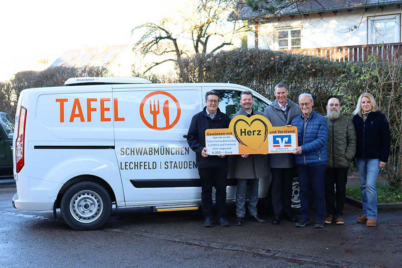 Mitarbeiter der Tafel Schwabmünchen, Lechfeld und Fischach empfangen Spende von Raiffeisenbank Schwabmünchen-Stauden eG