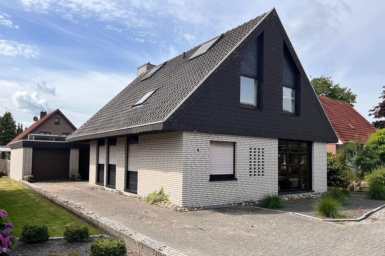 Lachendes Kind steht zwischen zwei Personen, die Händchen halten