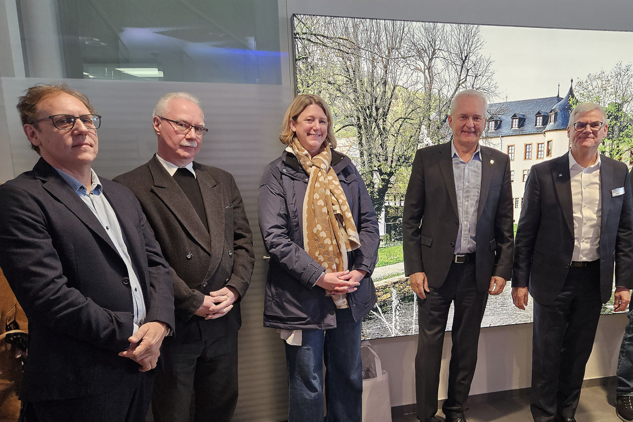 Das Bild zeigt fünf Personen vor einem Bild vom Wächtersbacher Schloss
