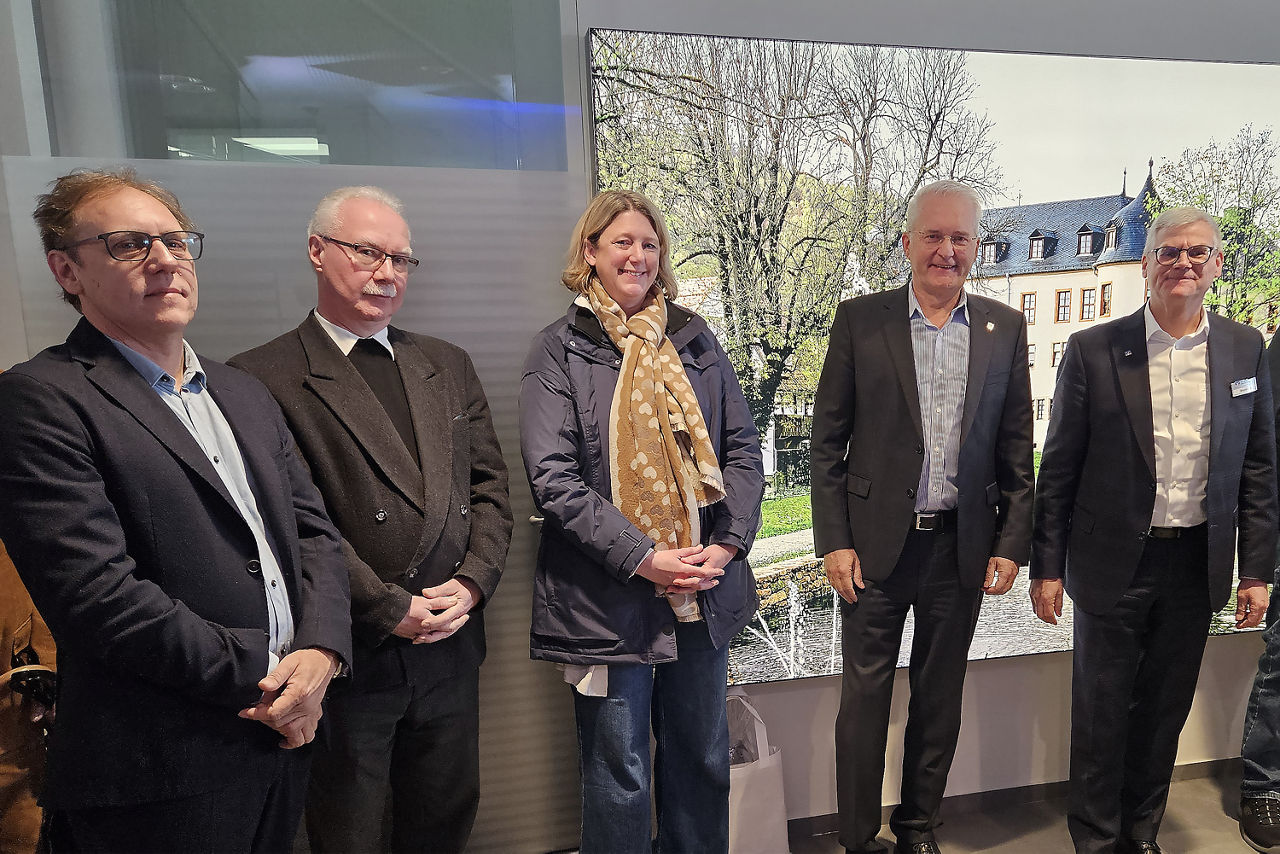 Das Bild zeigt fünf Personen vor einem Bild vom Wächtersbacher Schloss