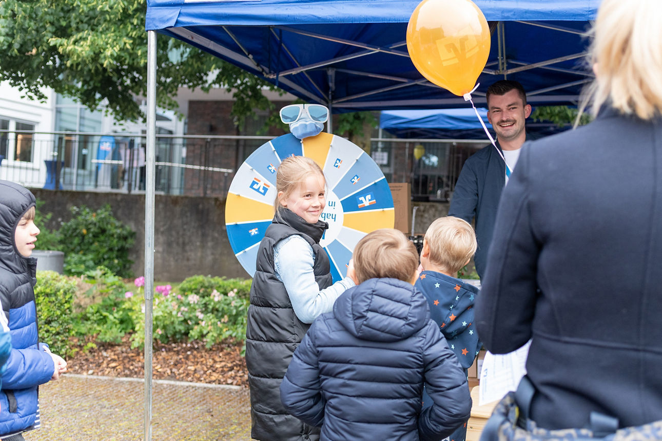 Kinder vor Glücksrad