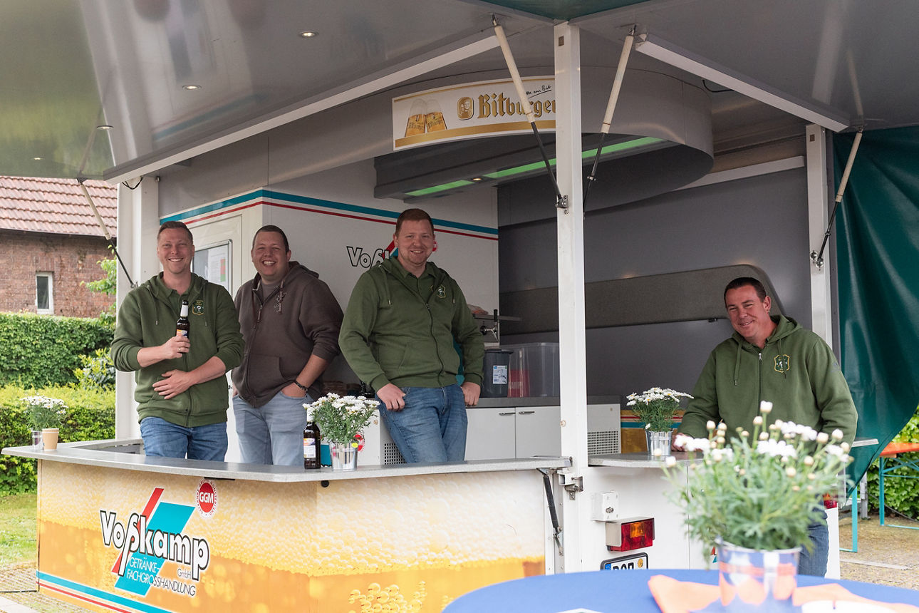 Vier Menschen in einem Bierwagen