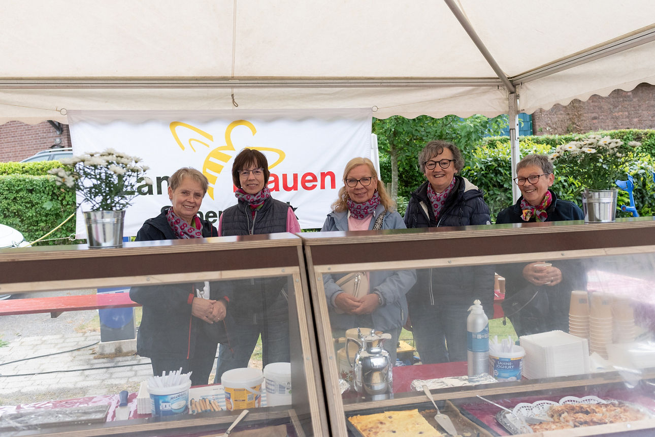 Fünf Frauen hinter einer Kuchentheke
