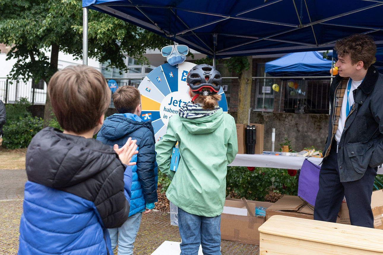 Kinder drehen an Glücksrad