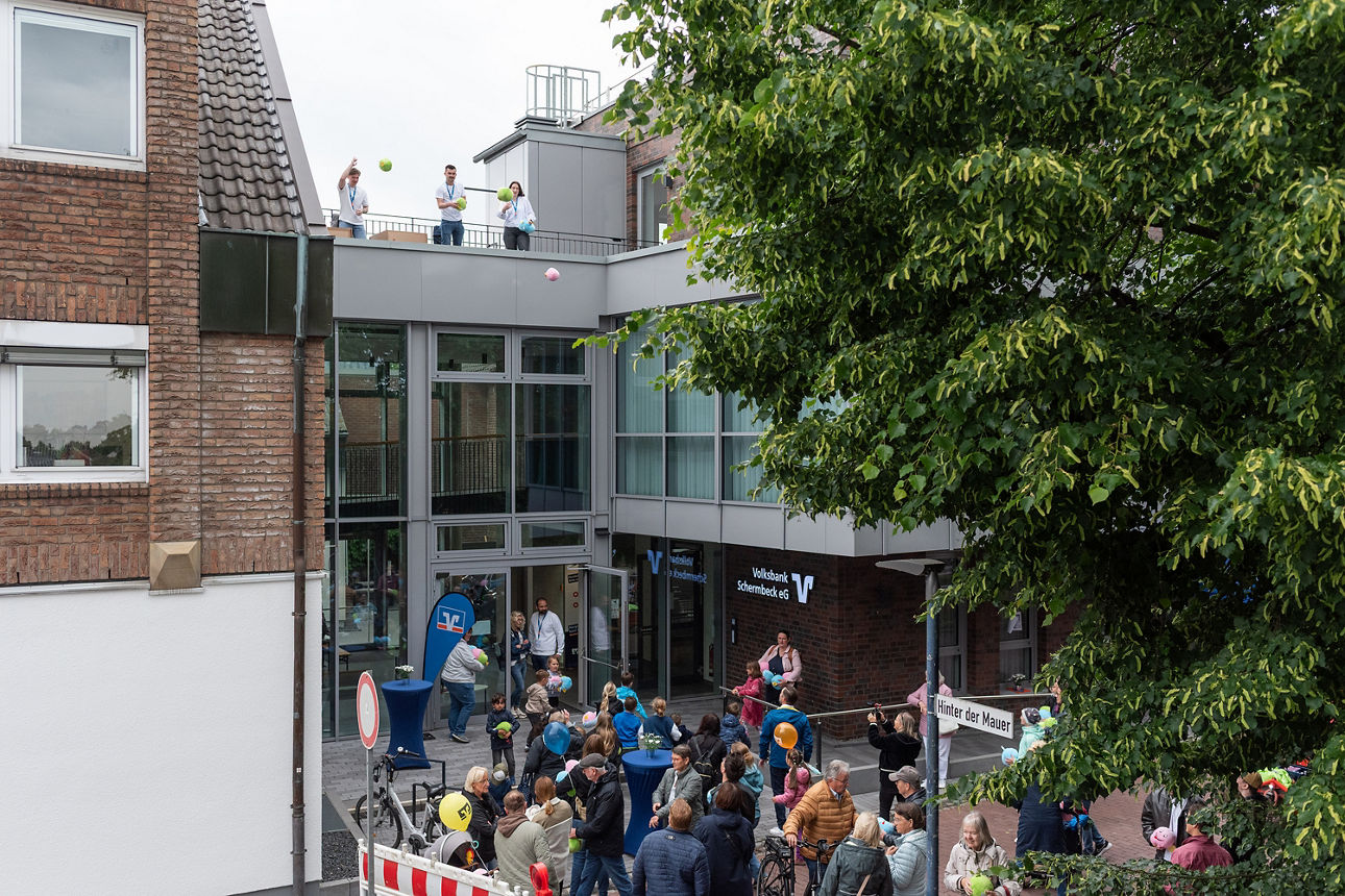 Menschenmasse geht in die Volksbank Schermbeck