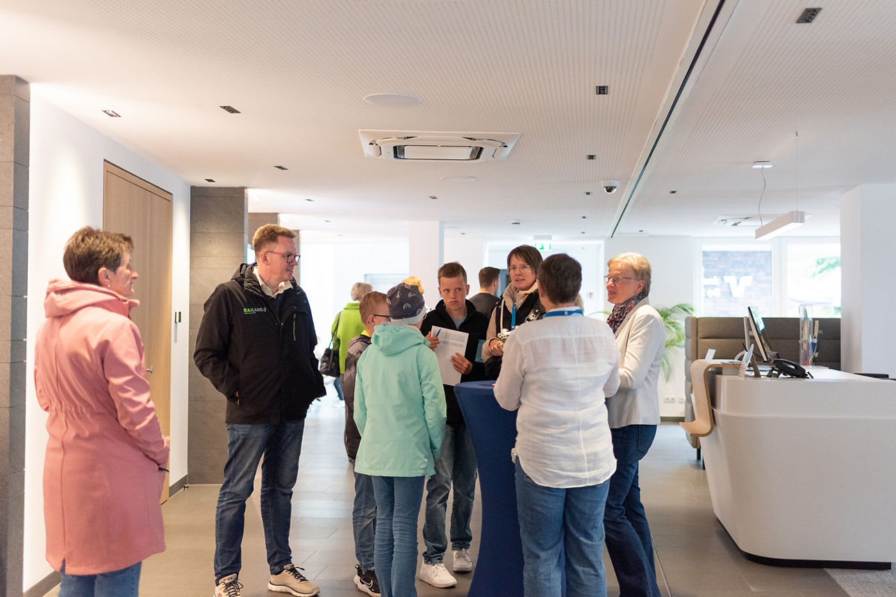 Personengruppe um einen Stehtisch in der Volksbank Schermbeck