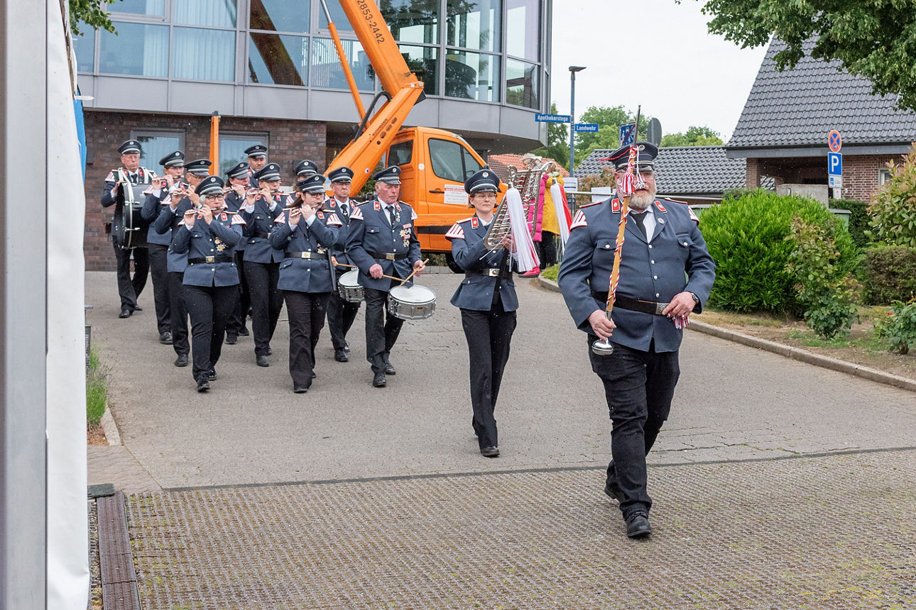 Ein Tambourkorps marschiert auf den Parkplatz der Volksbank Schermbeck