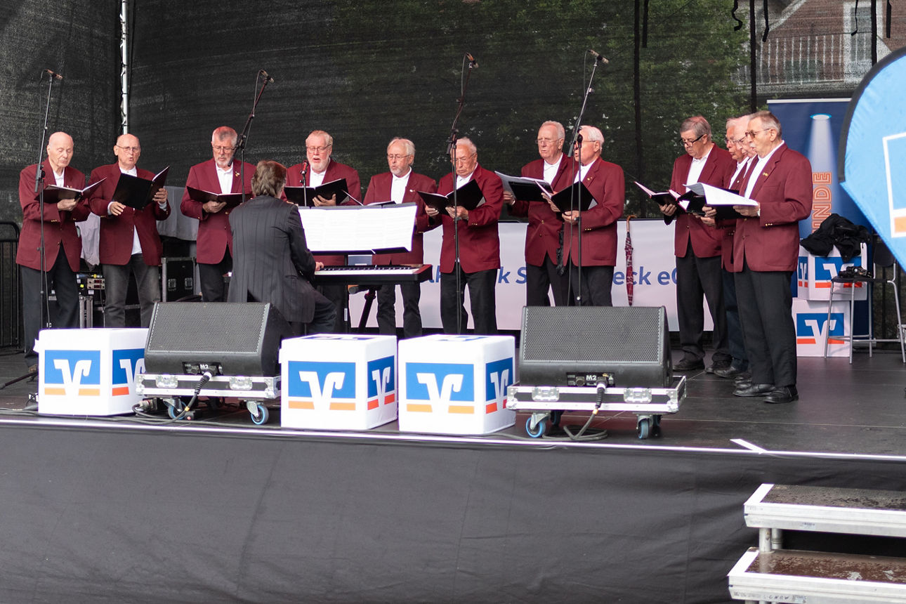 Männer Gesangsverein auf der Volksbank Bühne