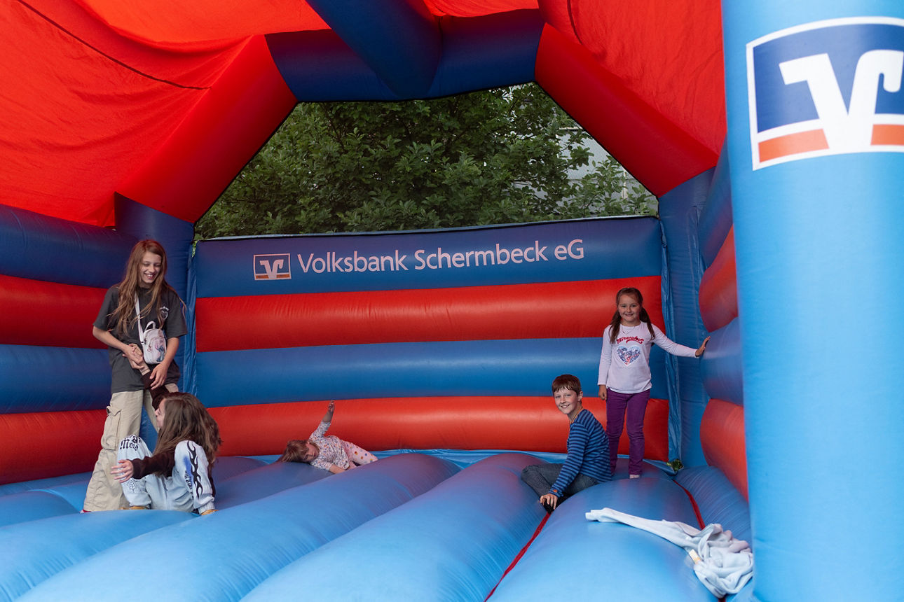 Fünf Kinder auf der Volksbank Hüpfburg