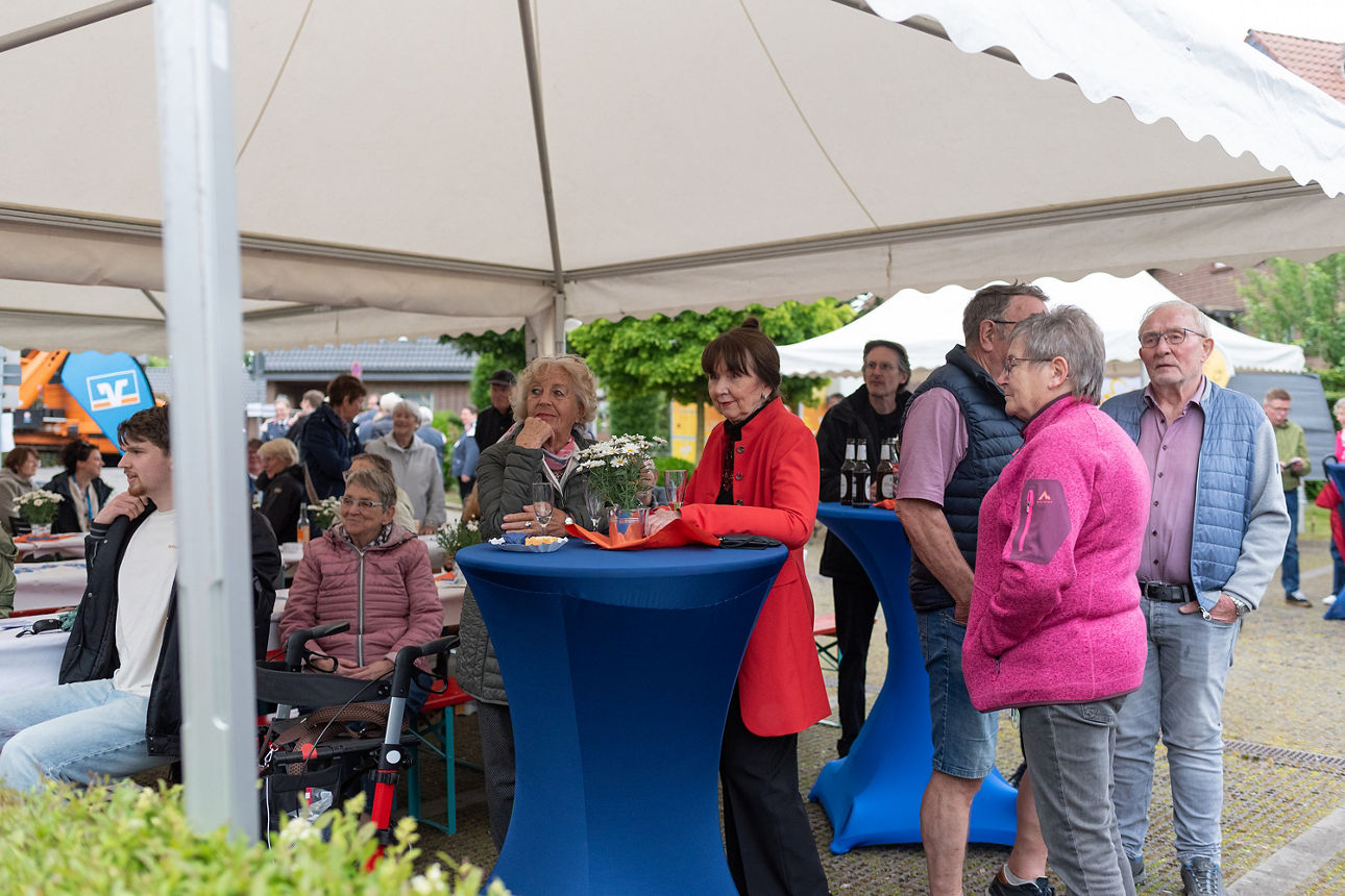 Einige Personen unter einem Pavillion stehend