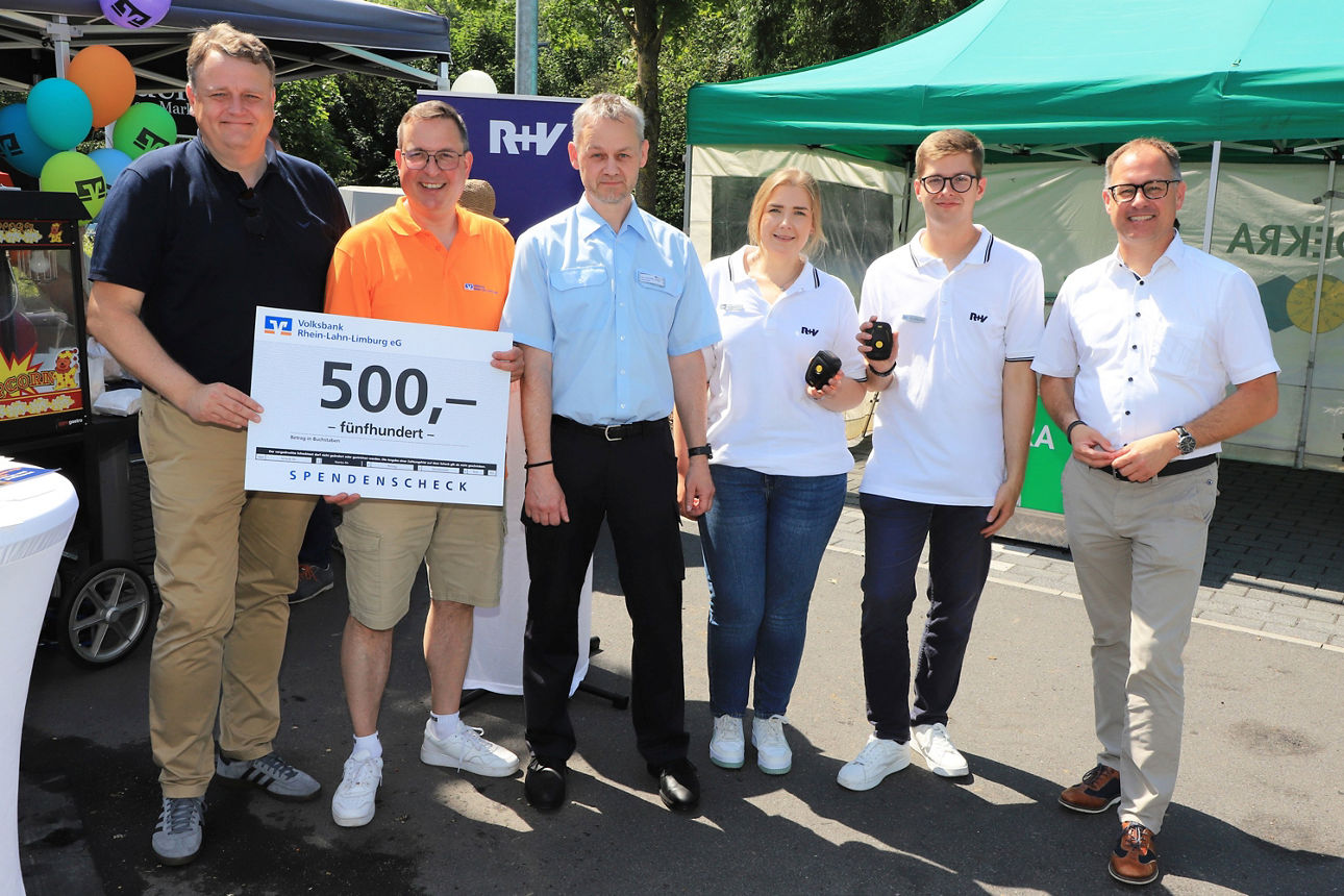 Vertreter der Feuerwehr der Verbandsgemeinde Nastätten und der Volksbank Rhein-Lahn-Limburg bei der Übergabe einer Spende für ein neues Warn- und Sicherheitssystem.