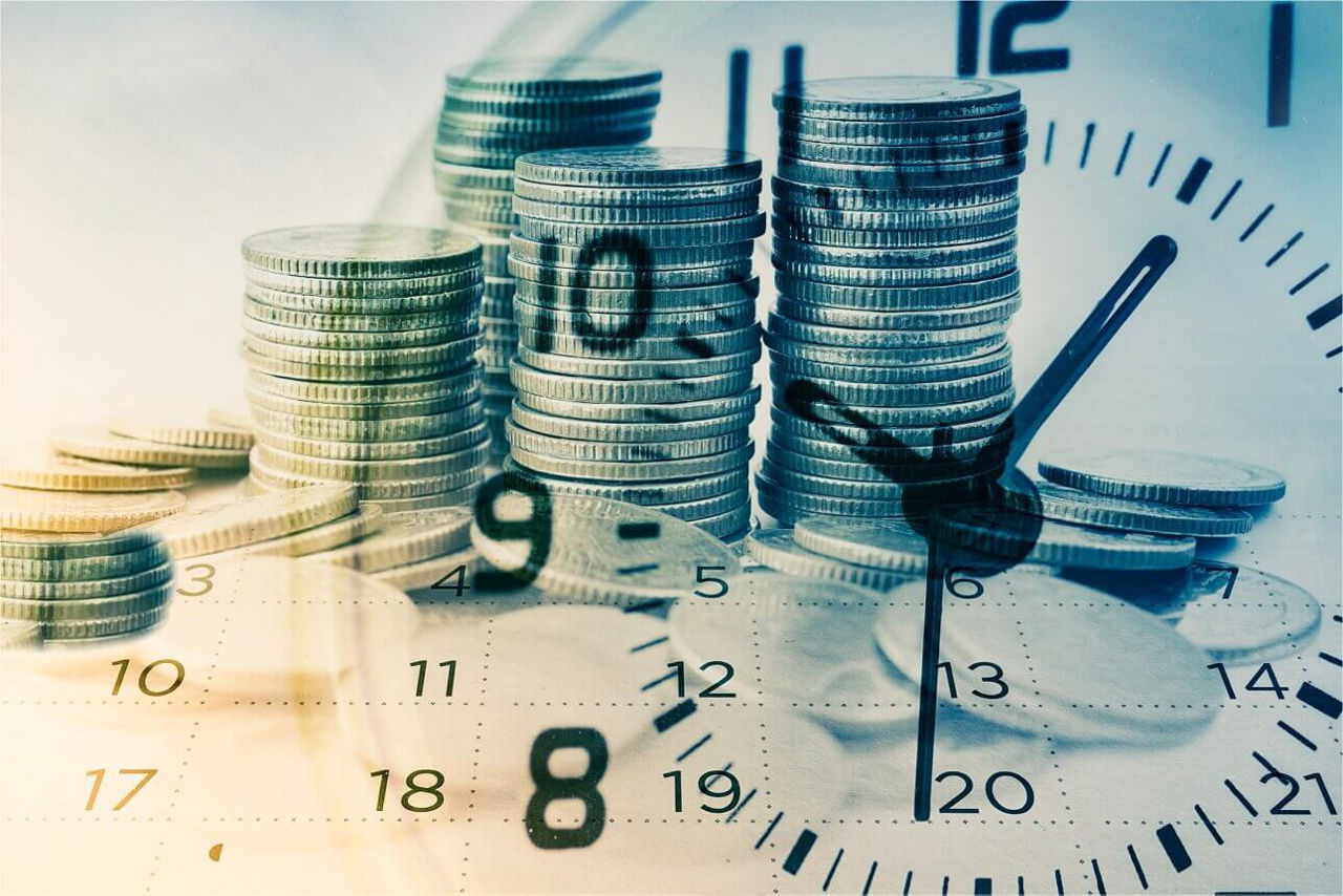 Symbolbild Uhrzeit mit Geld im Hintergrund