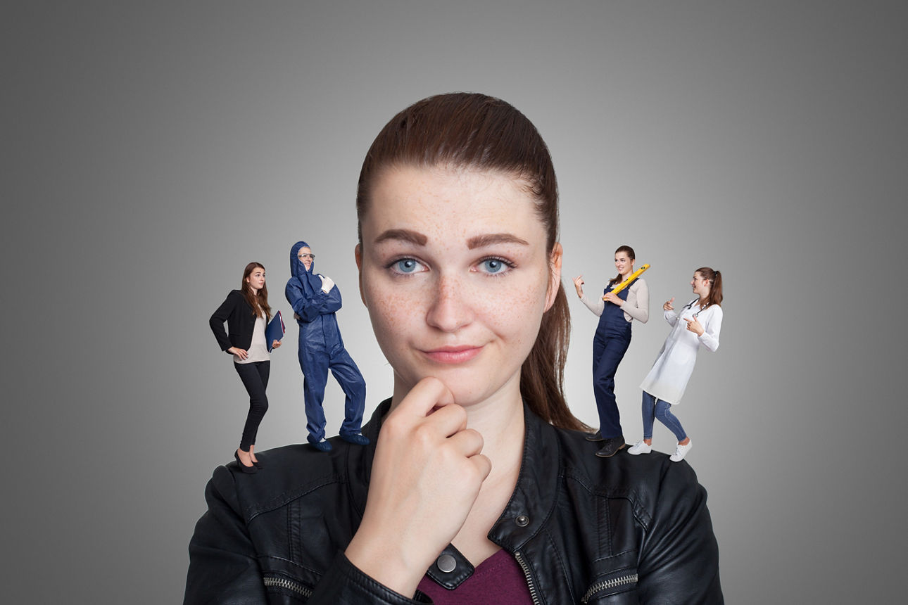 Junge nachdenkliche Frau mit Frauen auf ihren Schultern, die unterschiedliche Berufe repräsentieren