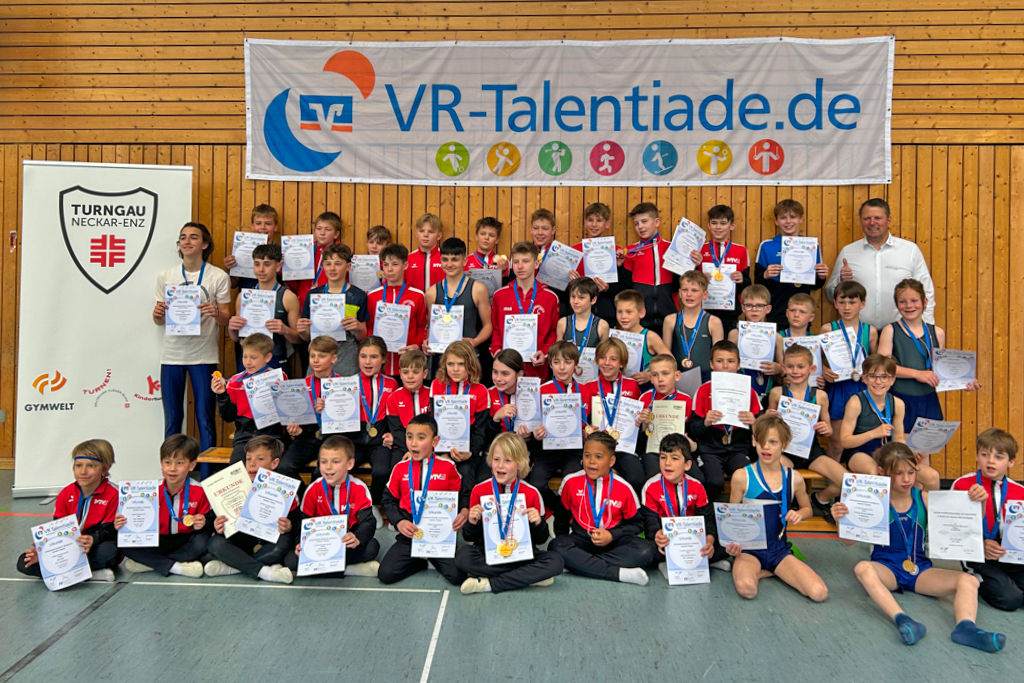 Kinder der Talentiade mit Urkunde und Medallie