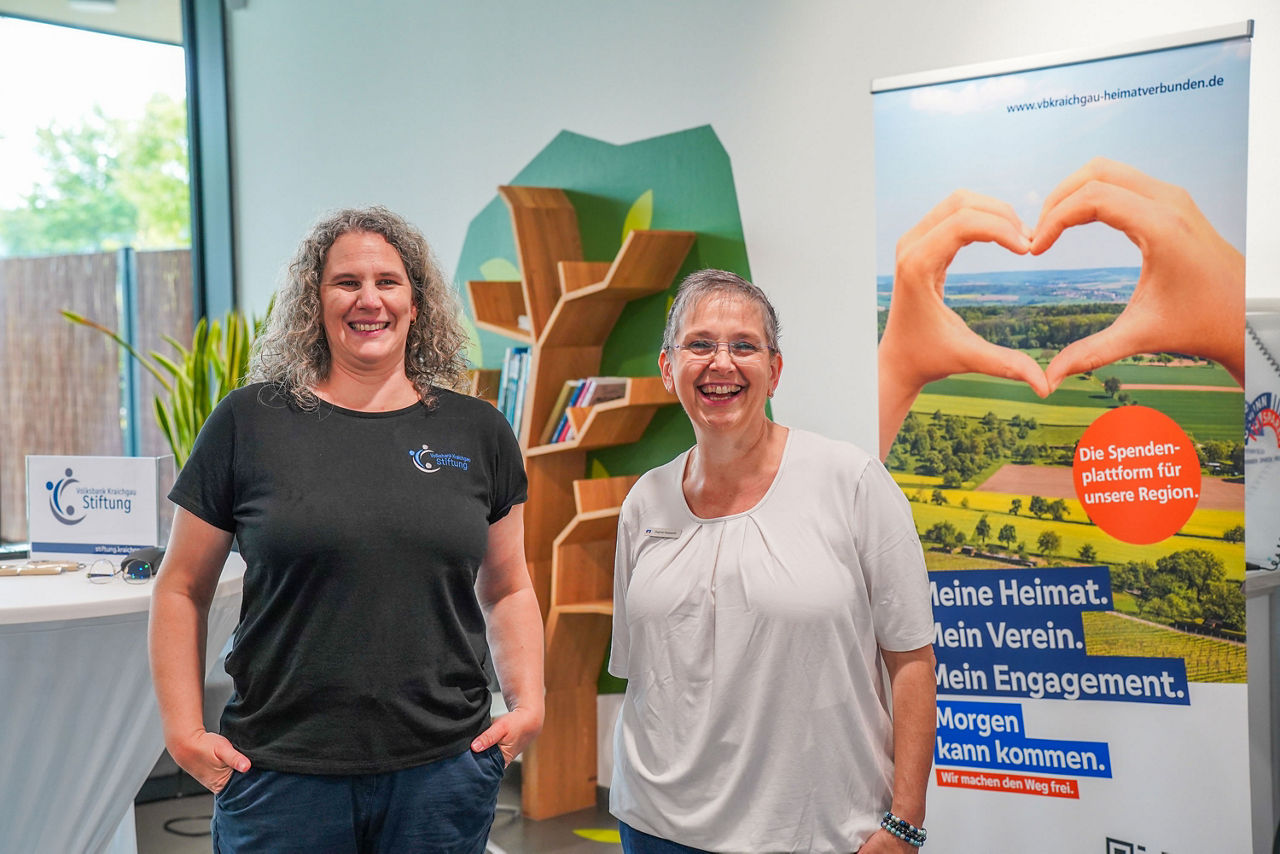 Tamara und Dagmar an ihrem Stand zum Thema Soziales Engagement