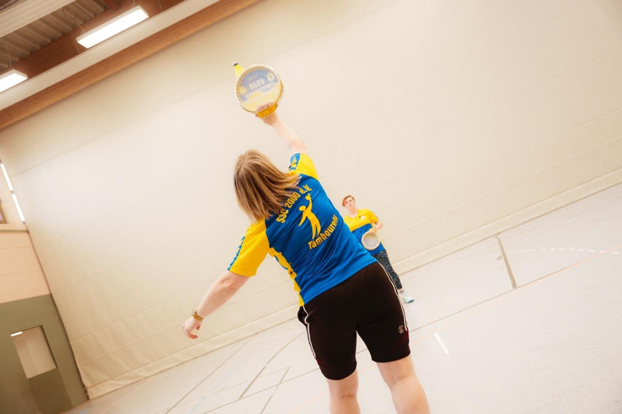 Spielerinnen des SSC 2000 e.V. Neustadt/Sa. beim Tambourelli‑Training in der Halle.
