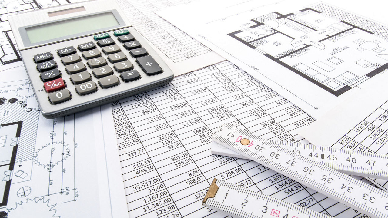 Taschenrechner mit Bauplänen