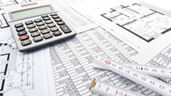 Taschenrechner mit Bauplänen