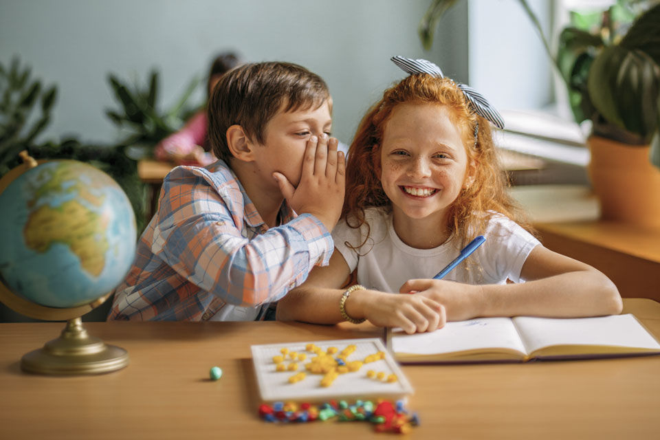 Junge und Mädchen in der Schule