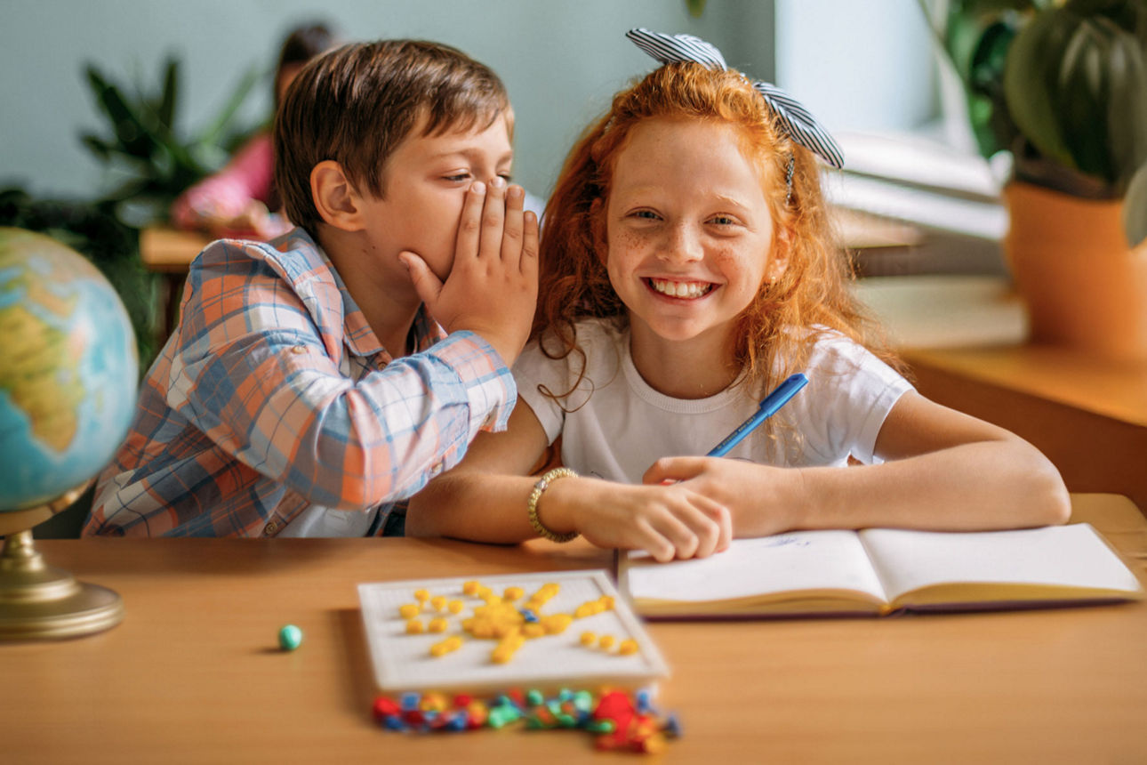 Junge und Mädchen in der Schule