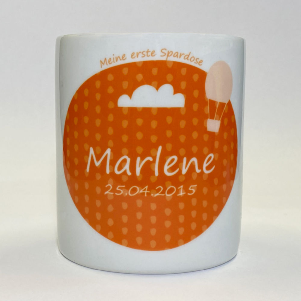 Personalisierte Spardose mit Namen 'Marlene', Datum '25.04.2015' und orangem Design mit Wolke und Heißluftballon.