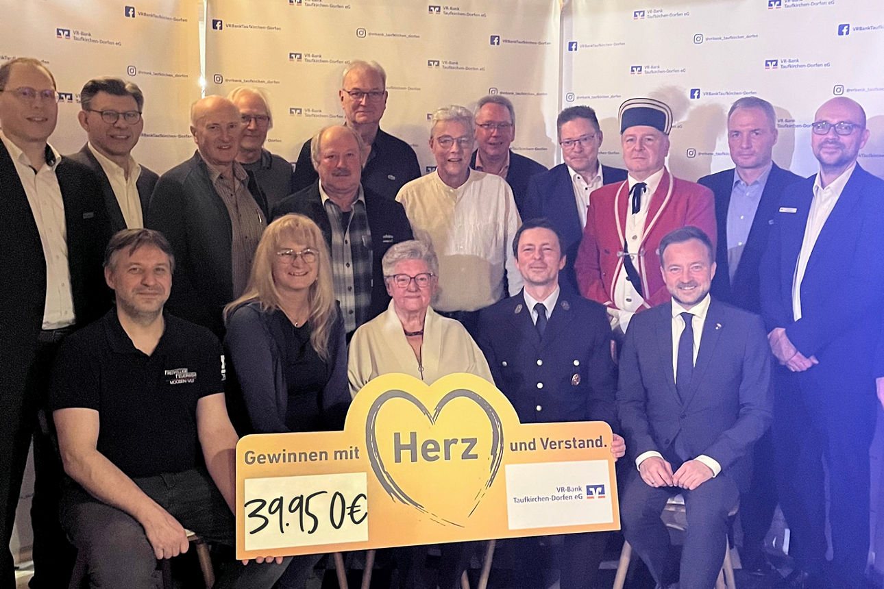 Gruppenbild der Gewinnsparveranstaltung im Bereich Taufkirchen (Vils)