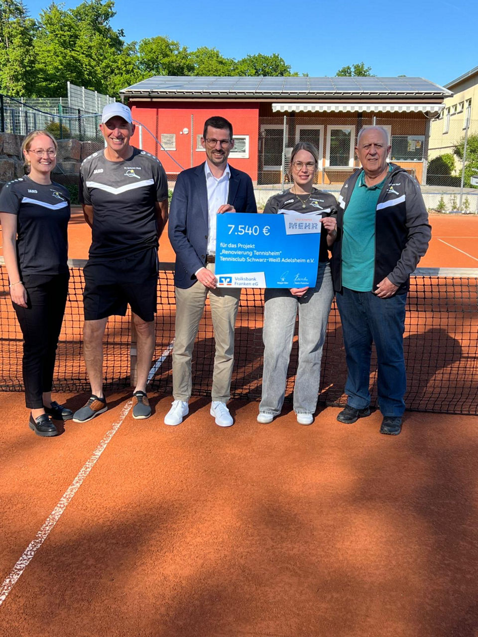Spendenübergabe auf dem Tennisplatz in Adelsheim