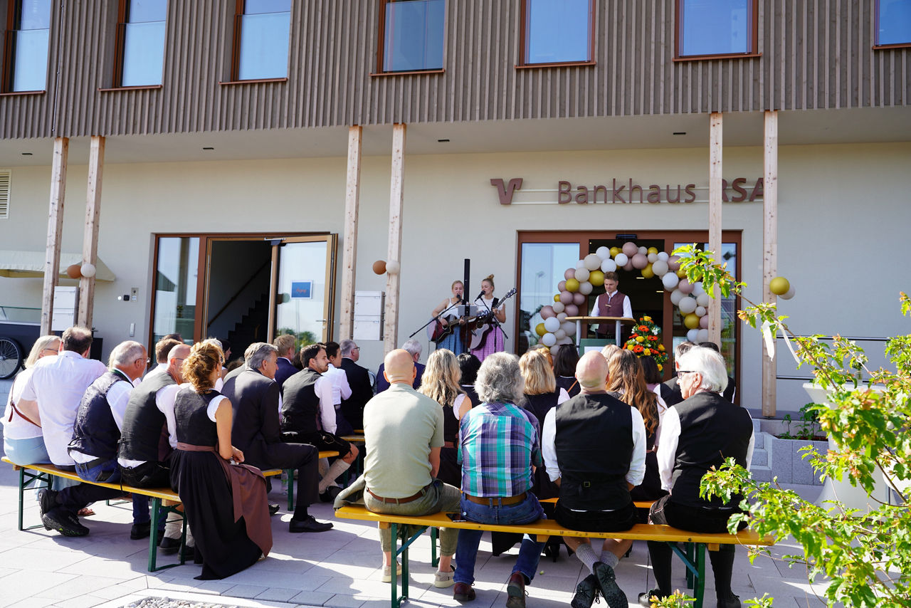 Eingeladene Gäste vor dem neuen Bankgebäude in Albaching
