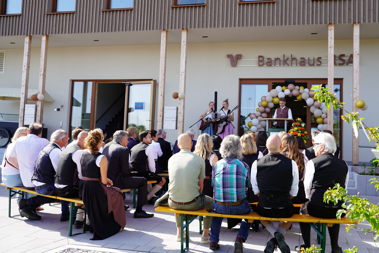 Eingeladene Gäste vor dem neuen Bankgebäude in Albaching