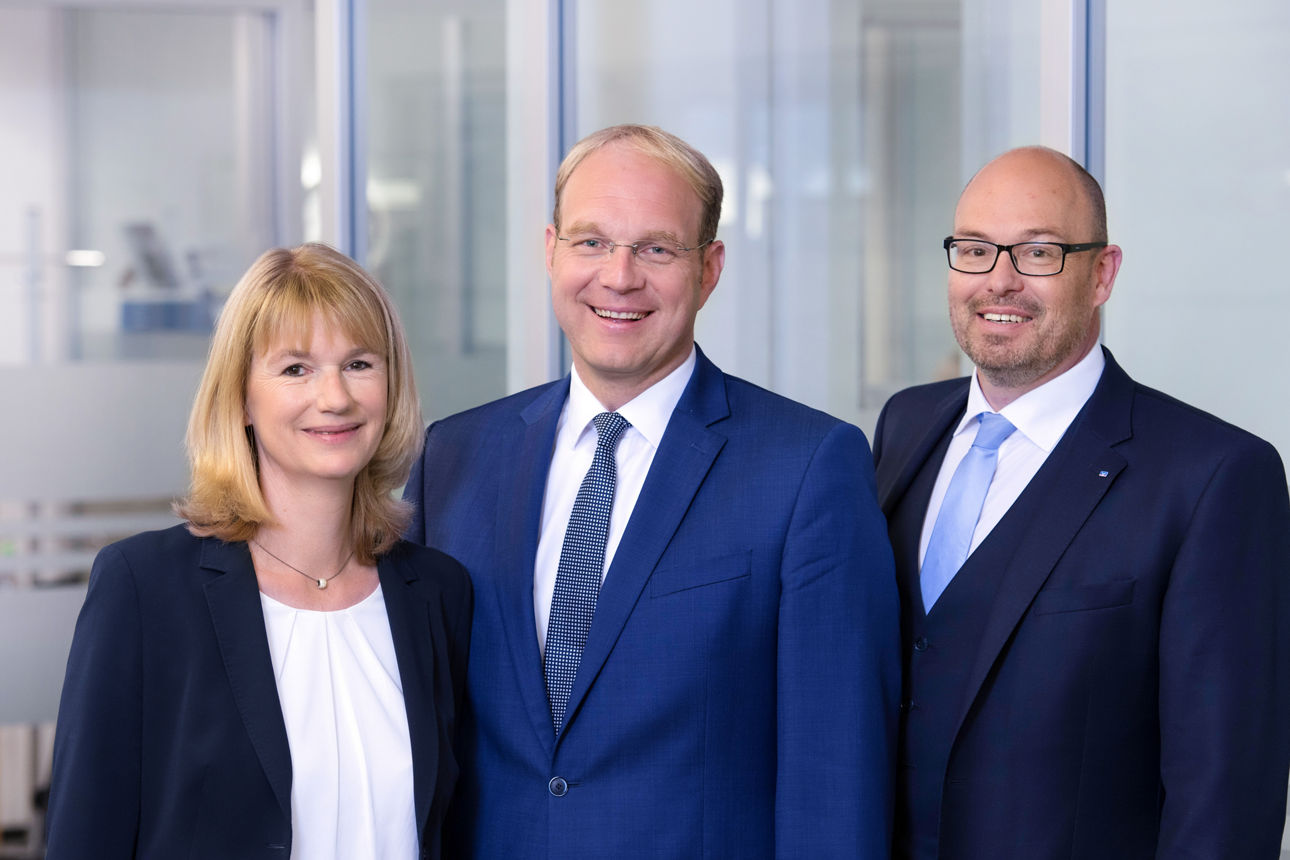 Vater und Sohn unterhalten sich in einem Hafen