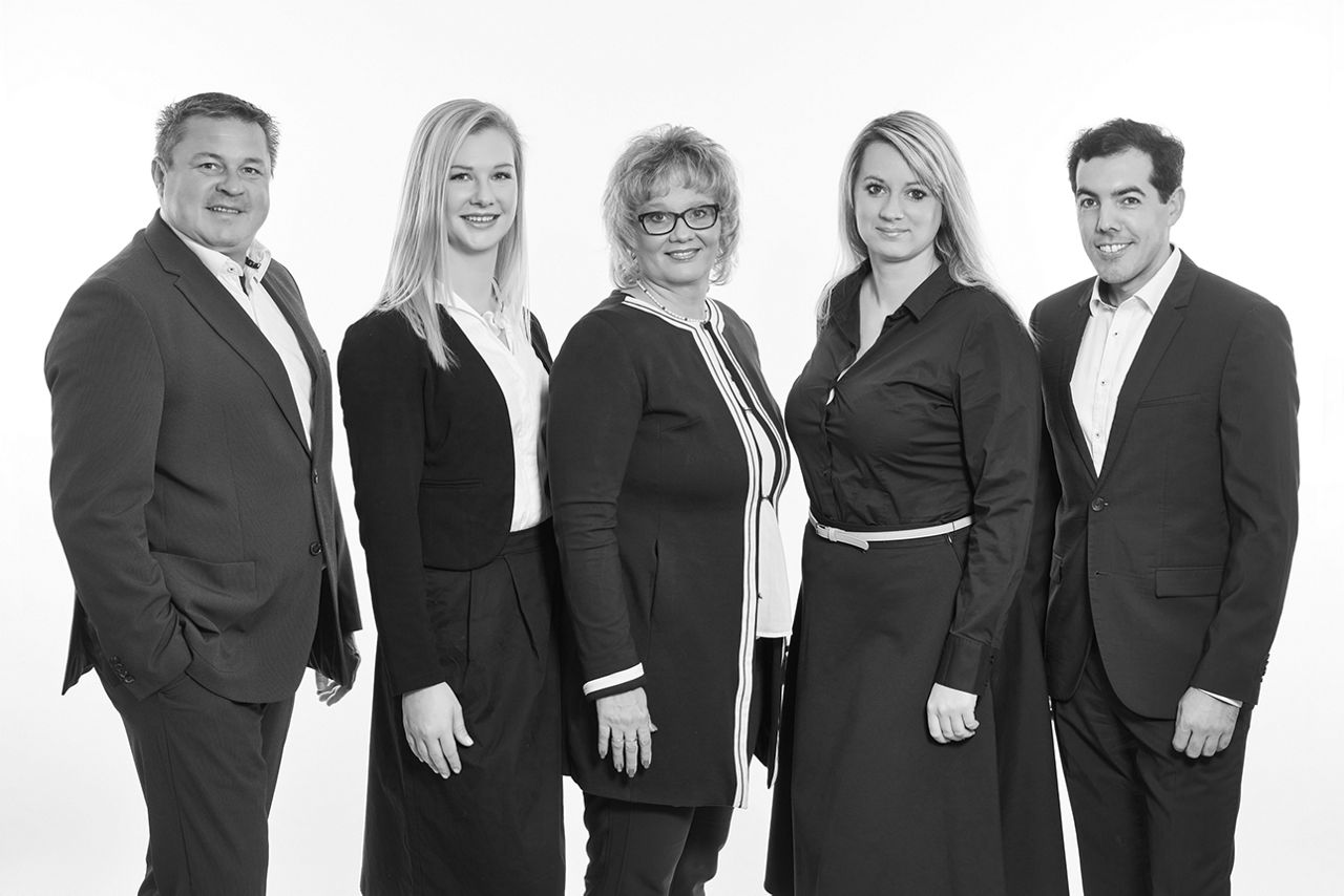 Teambild der Immobilienabteilung schwarz/weiß