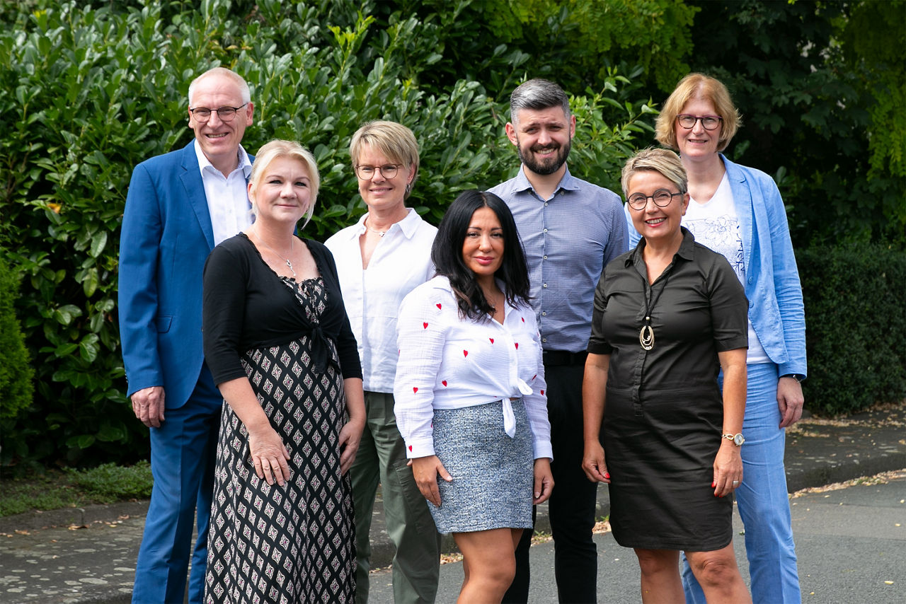 Gruppenbild der Mitarbeiter der Volksbank Delbrück-Rietberg Immobilien GmbH