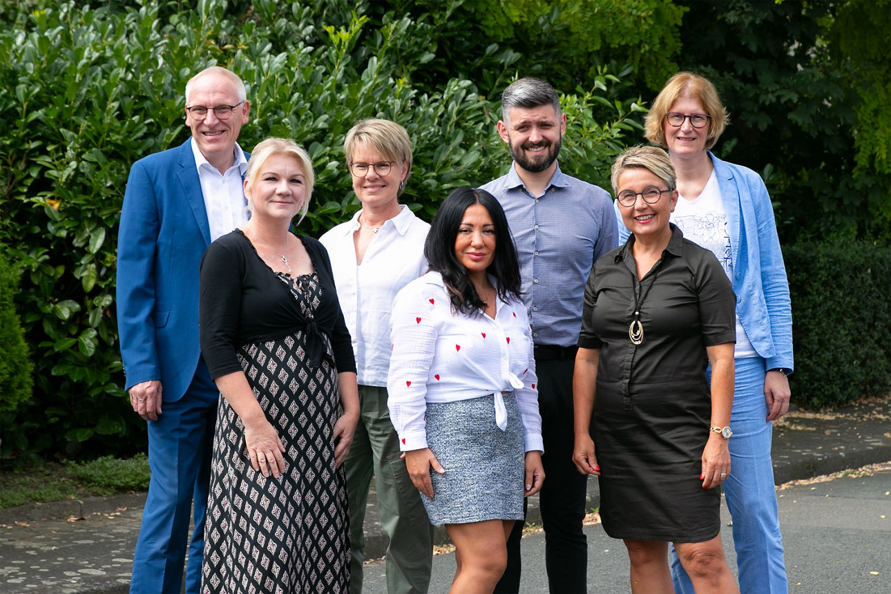 Gruppenbild der Mitarbeiter der Volksbank Delbrück-Rietberg Immobilien GmbH