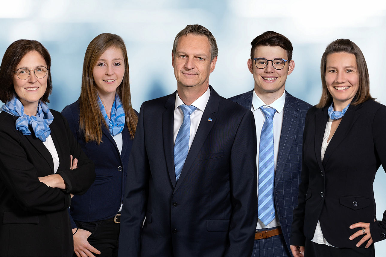 zwei Männer und drei Frauen