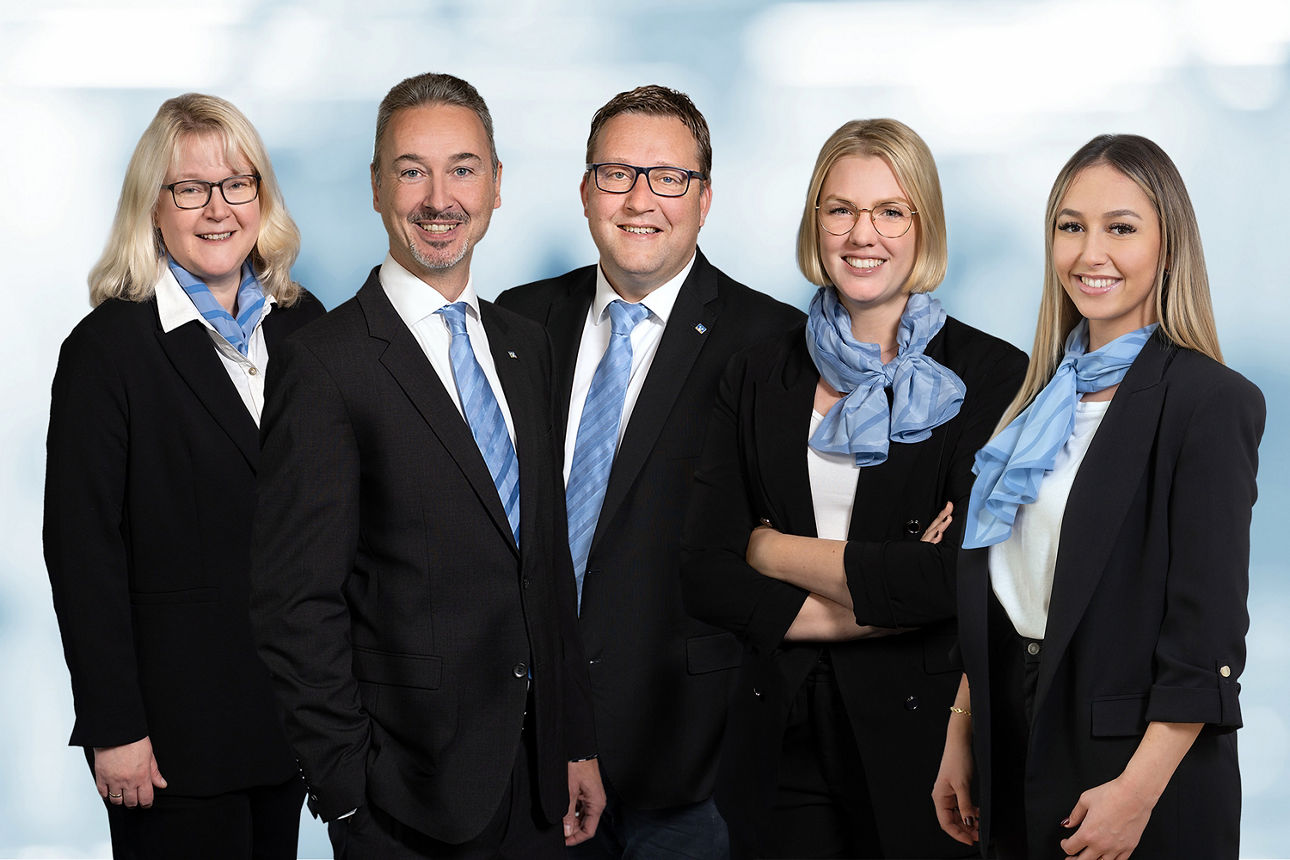 zwei Männer und drei Frauen