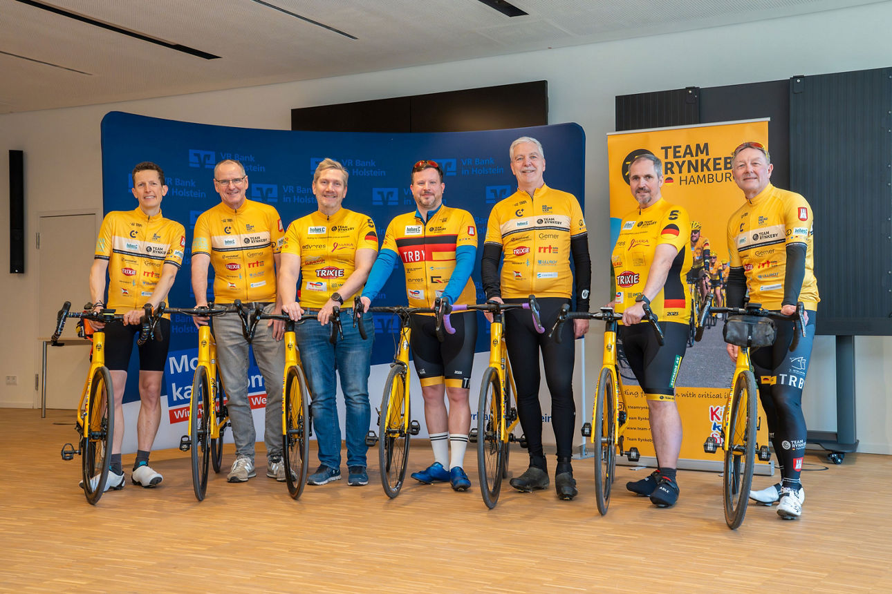 Gruppenfoto des Fahrradteams Rynkeby in der VR Bank in Holstein