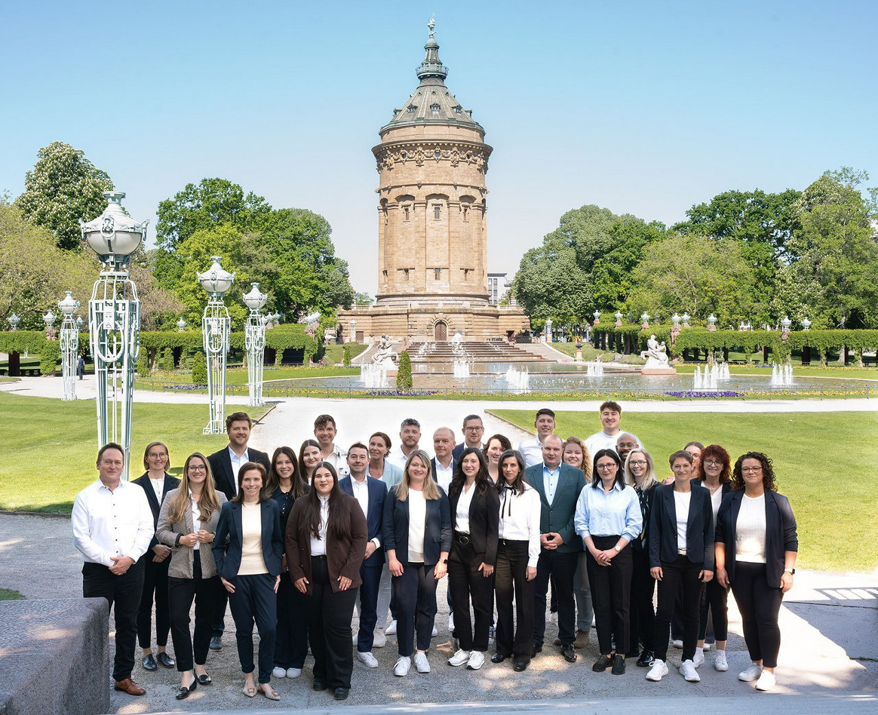 Gruppenfoto vor dem Wasserturm in Mannheim