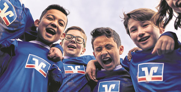 Kinder umarmen sich