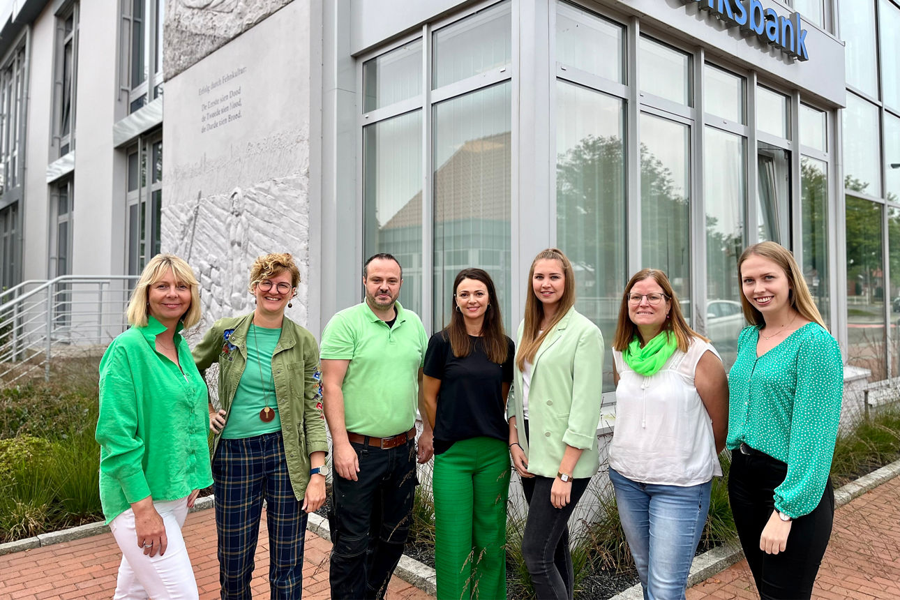 Mitarbeiterinnen und Mitarbeiter des Team Green der Volksbank eG Westrhauderfehn